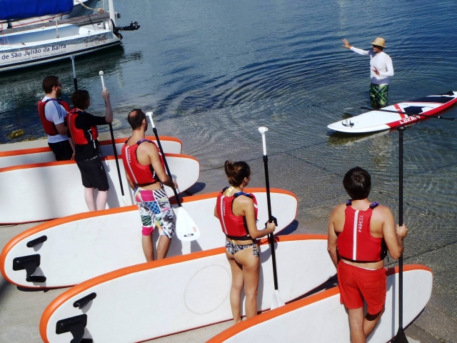 Grupo antes de hacer paddle board en Sesimbra