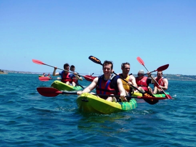 Grupo de amigos disfrutando de la ruta en kayak