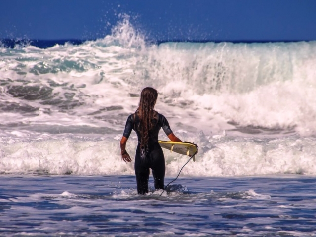 Entrando al mar con la tabla de surf