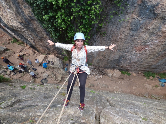 Mujer relajada duranle el descenso en rapel