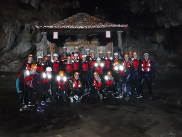 El grupo en la gruta duranle el barranquismo