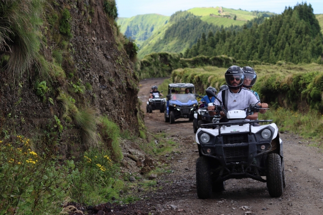 en grupo por Azores en Cuatrimoto