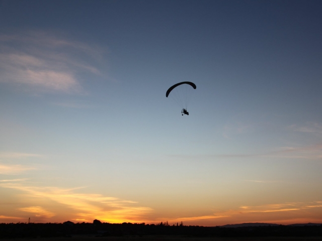Vuelo en paramotor al atardecer