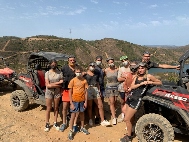 con la familia en paseo en buggy