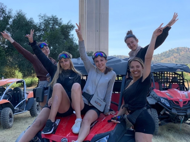 amigas en la ruta en buggy