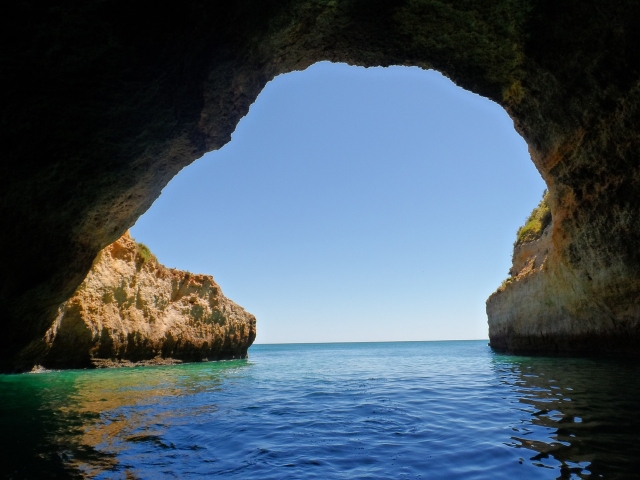 dentro de la gruta
