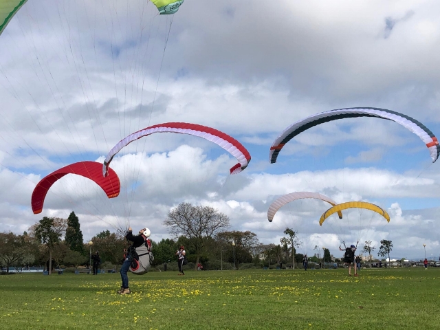 Parapentes sobrevolando Portugal