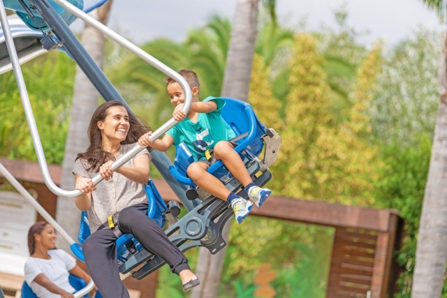 Feliz en la atracción