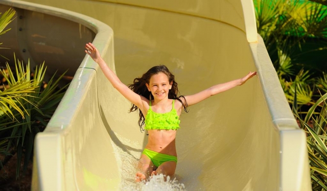 Niña en el tobogán