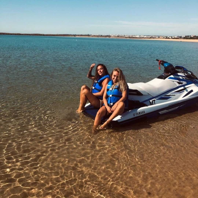 Disfrutando del paseo en moto de agua