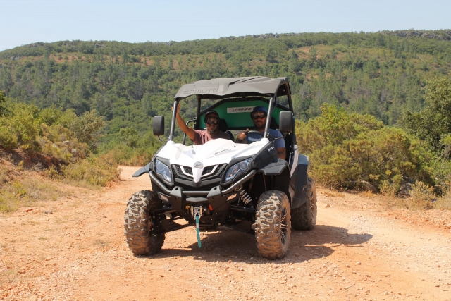 Contemplando las vistas desde el buggy