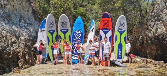 Grupo listo para hacer paddle board