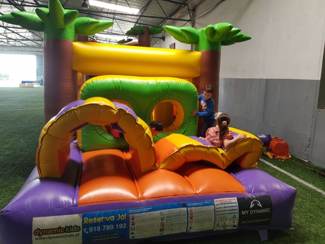 Disfrutando en el hinchable