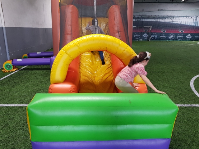Jugando en los hinchables