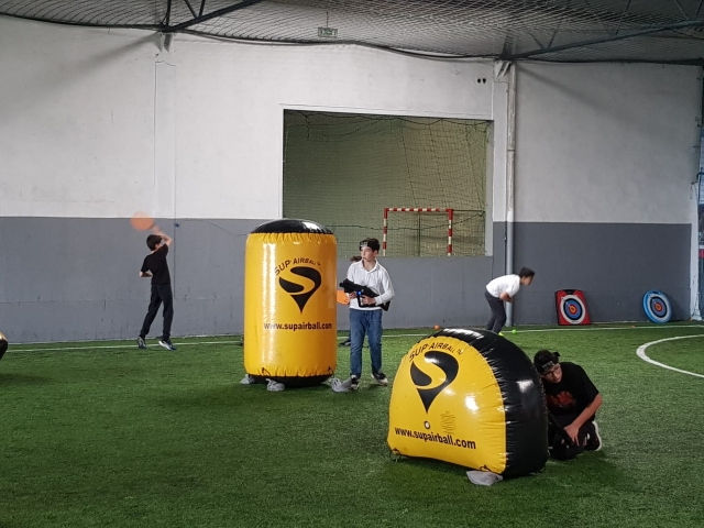 Partida de laser tag infantil