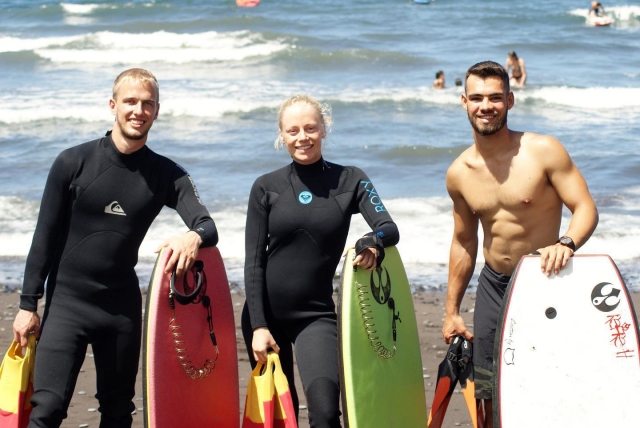 Con amigos surfeando