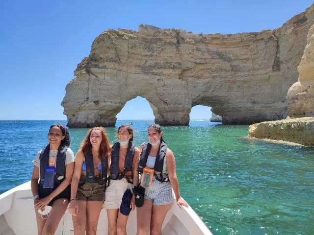 Disfrutando del paseo en barco en el Algarve