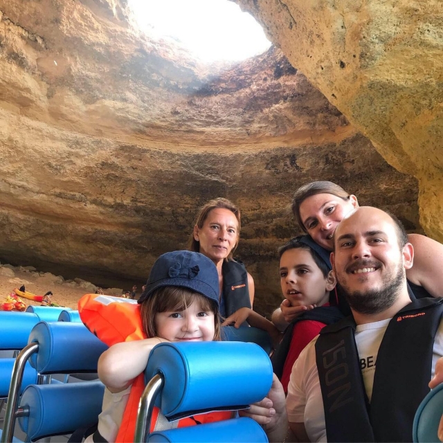 Dentro de la gruta en familia