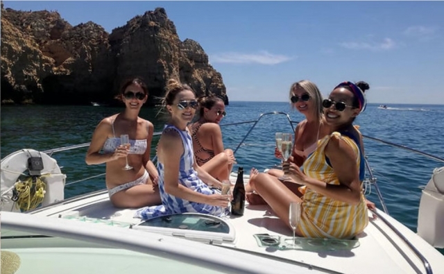 Paseo en barco con amigas