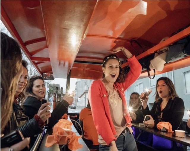 chicas divirtiéndose