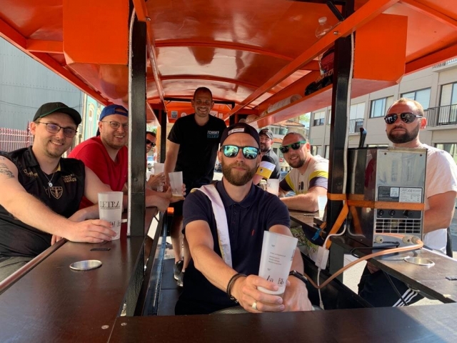 grupo de amigos en la bicibirra