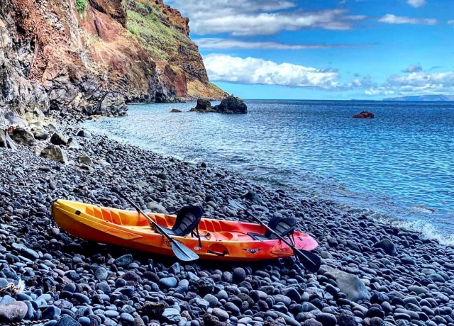 Nuestro kayak junto al mar