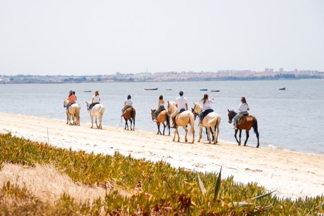 Pbaños a caballo en familia
