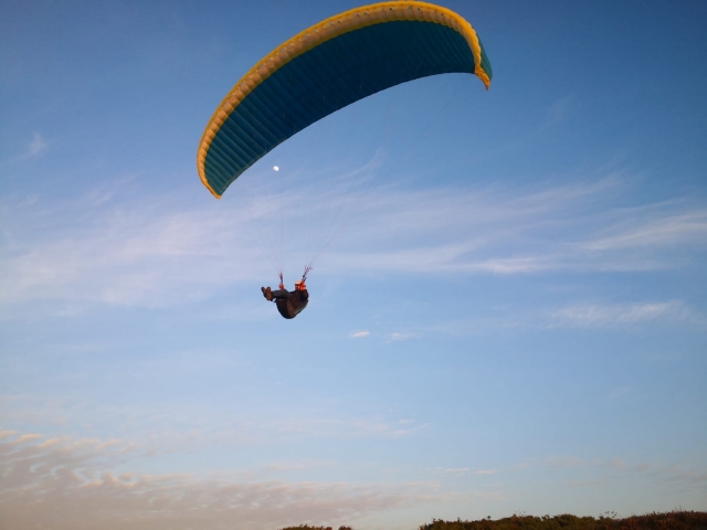 Un clienle haciendo maniobras con el parapenle