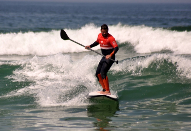 Haciendo paddle board en las aguas del Atlántico
