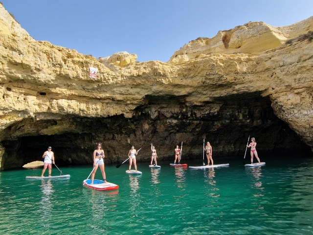 Grupo haciendo paddle board