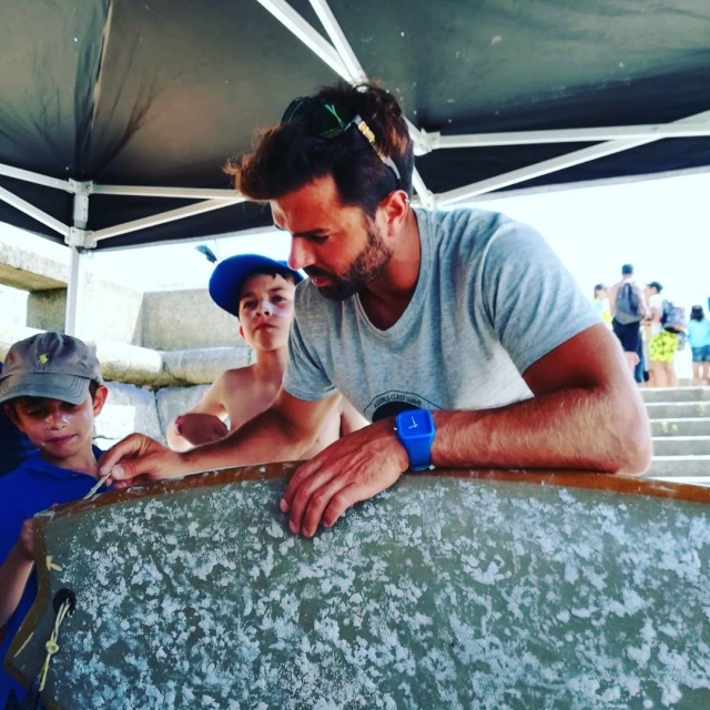 Un instructor poniendo a punto una tabla
