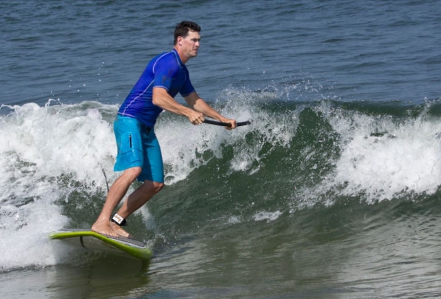 Encarando la cresta de una ola en paddle board