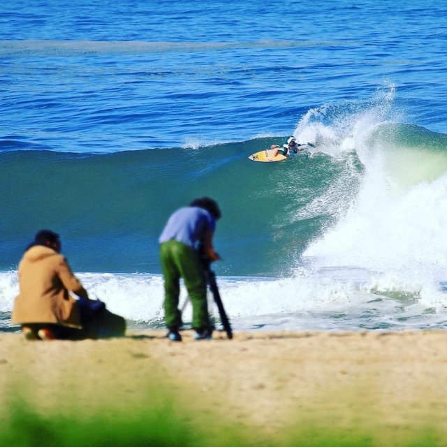 Un par de curiosos prepreando el equipo para fotografiar a los surfistas