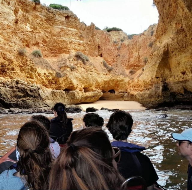 Adentrándose en la gruta de Benagil