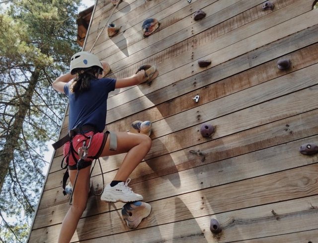 Escalando en el circuito de arborismo