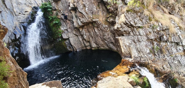 Formaciones rocosas con cascada al fondo