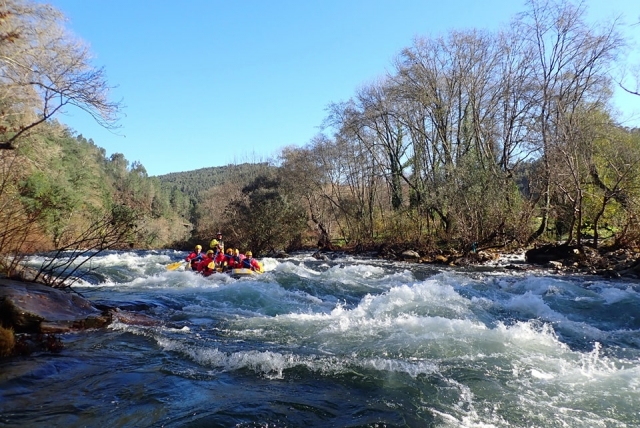 La embarcación a punto de enfilar la corrienle del río