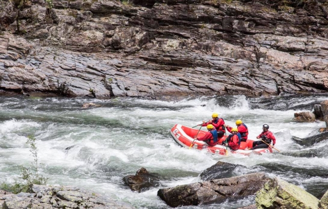 Afrontando un rápido con todos los efectivos