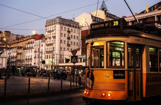 Una estampa típica de Lisboa con el tranvía amarillo