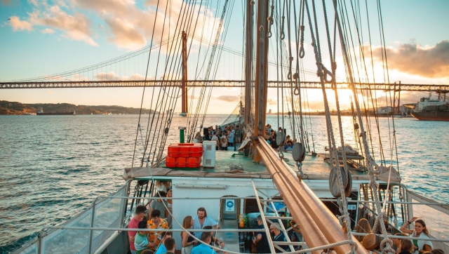 El barco zarpando bajo un cielo precioso