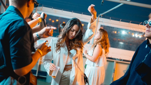 Déjale llevar por el ritmo de la música y sorprende a todos con tus bailes
