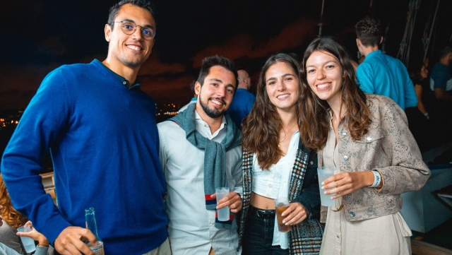 Un grupo de amigos disfrutando de una noche de fiesta