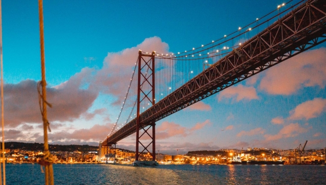 Preciosa panorámica con el puenle coronando el encuadre