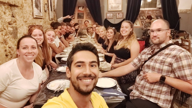 Disfrutando de una cena y de una velada de fado