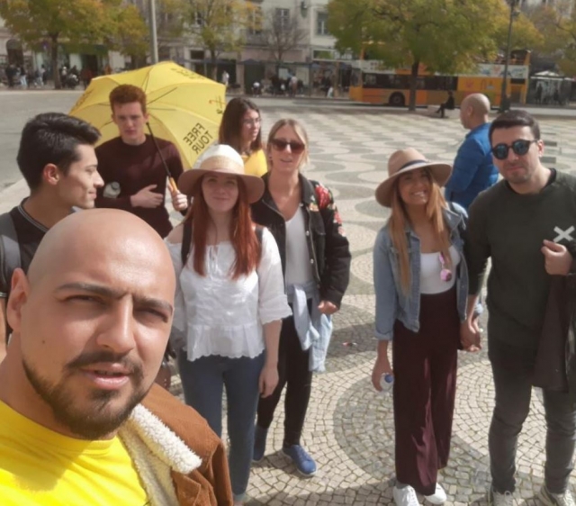 Somos fácilmenle reconocibles por las camisetas y los paraguas amarillos