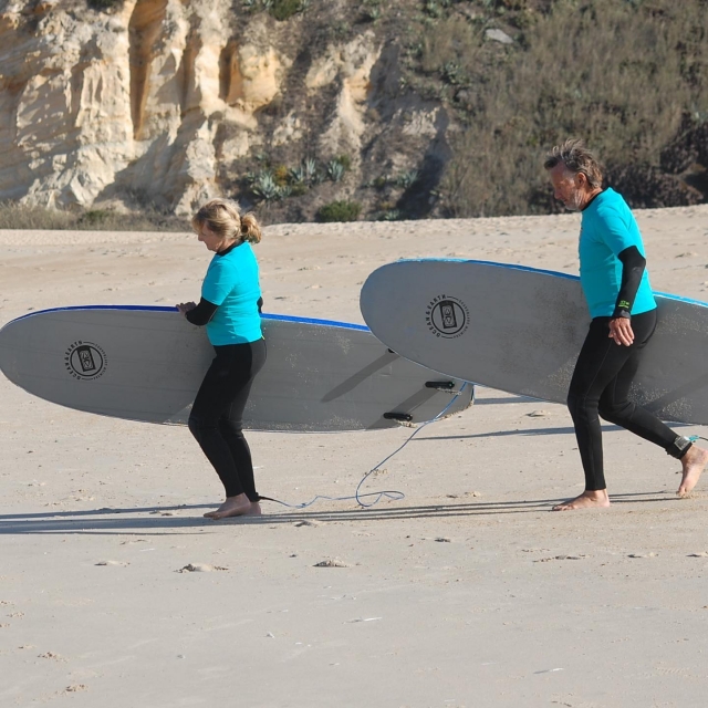 Con las tablas caminando por la arena