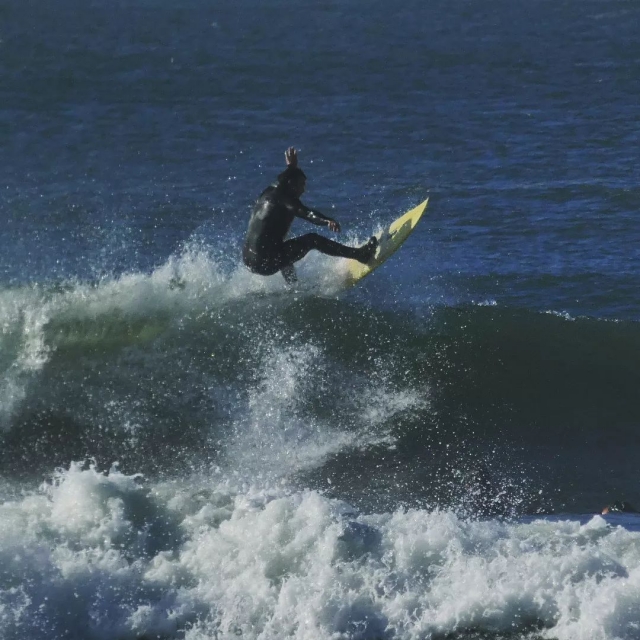 Cabalgando una ola considerable