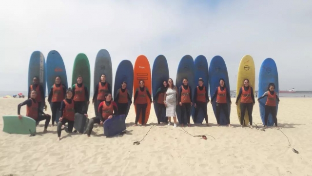 Grupo de surfistas