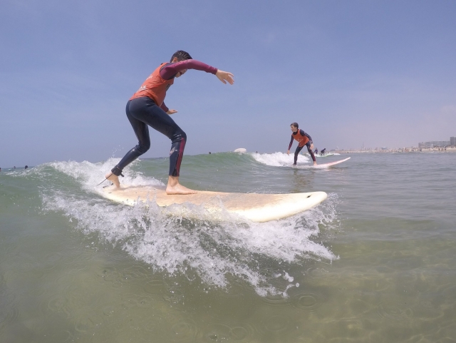 Cómo surfear una ola desde el lateral 