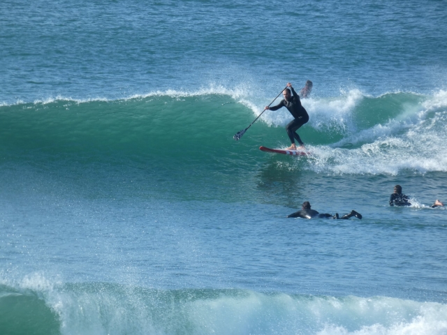 ¿Quién dijo que no se podía surfear una gran ola con el paddle board?